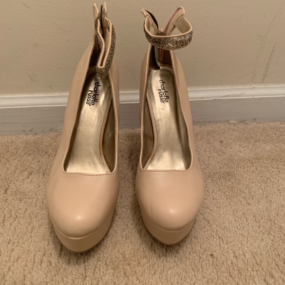 nude pumps